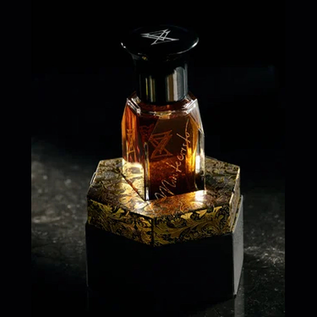 Extra Virgo Montecristo bottle on its gilded plinth